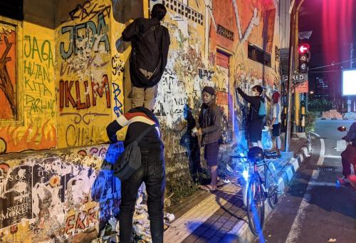 Garuk Sampah, Kerja Keras Reresik Sampah Iklan tanpa Pamrih